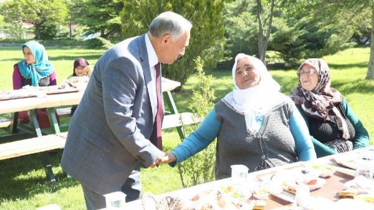 Başkan Özkan’dan annelere kahvaltı