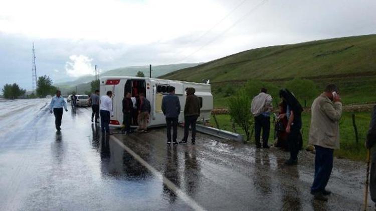 Bingölde midibüs devrildi: 22 yaralı