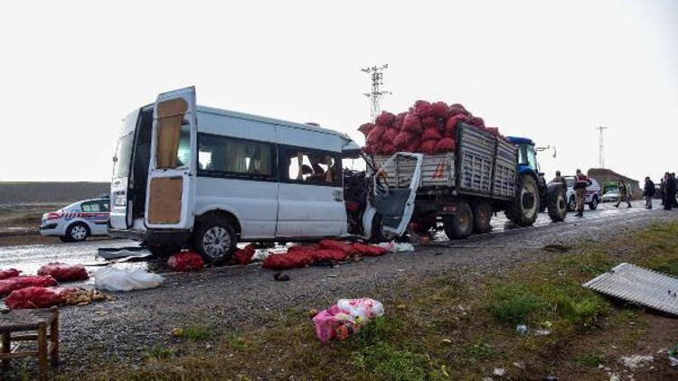 Ahlatta minibüs traktörle çarpıştı: 2 ölü, 1i ağır 10 yaralı