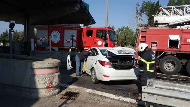 Gişe duvarına çarpan otomobilde 2 kişi yaralandı