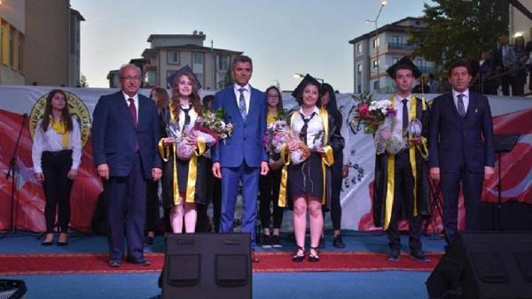Başkan Albayrak, Namık Kemal Lisesi mezuniyet törenine katıldı