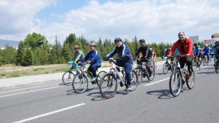 Vali ve Başkan gençlerle 15 kilometre bisiklet sürdü