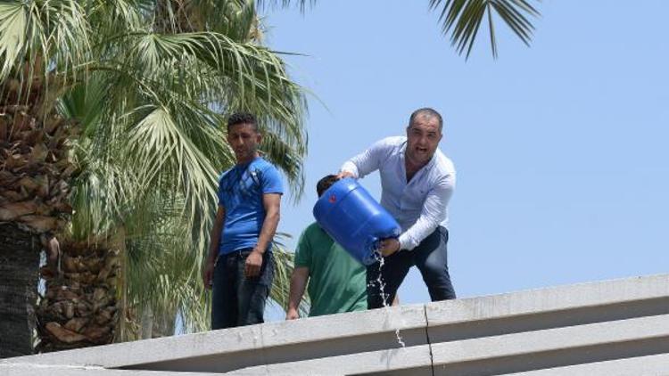 Mersinde yıkıma benzinle direnenlere polis müdahalesi