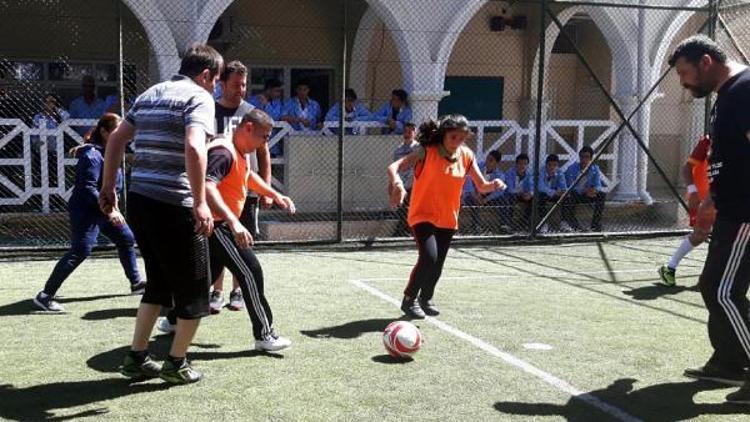 AK Partililer özel çocuklarla halı saha maçı yaptı