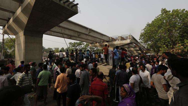 Hindistanda üst geçit çöktü En az 18 ölü var