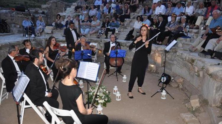 Dünya turuna çıkan turistlerin Efeste klasik müzik keyfi