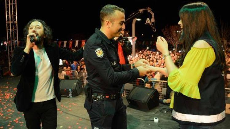 Polisten, meslektaşına Fettah Can konserinde evlenme teklifi