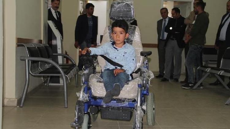 7 yaşındaki Demirhan, akülü tekerlekli sandalyesine kavuştu
