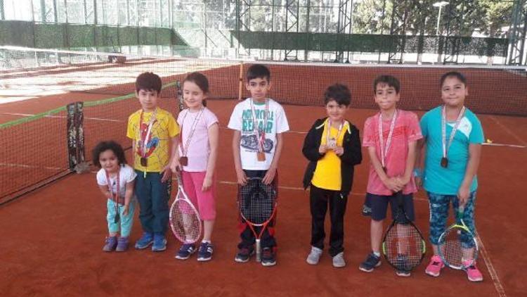 19 Mayıs Tenis Turnuvası şampiyonlarına ödül