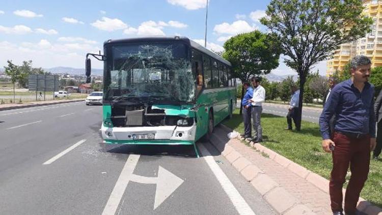 Halk otobüsü, TIRa çarptı: 9 yaralı