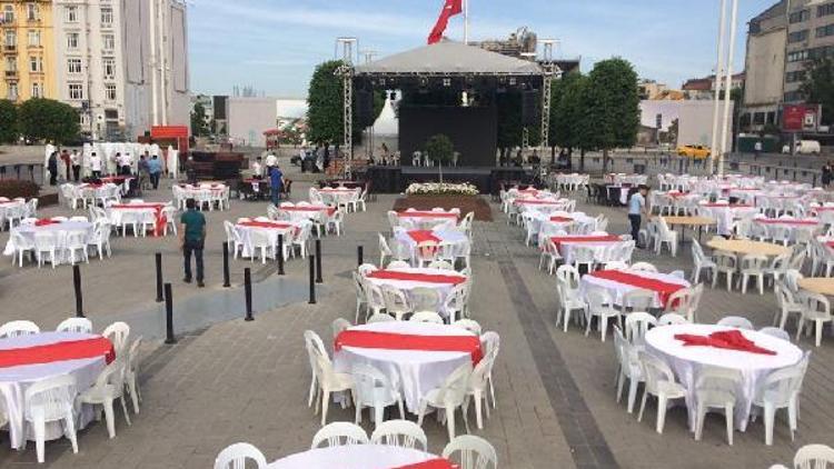 Taksim Meydanında 2 bin kişilik iftar masası kuruldu
