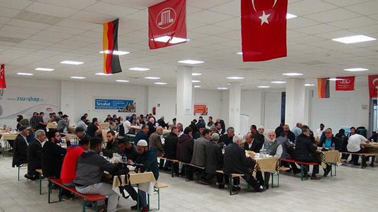 Köln’de bin kişi camide oruç açtı