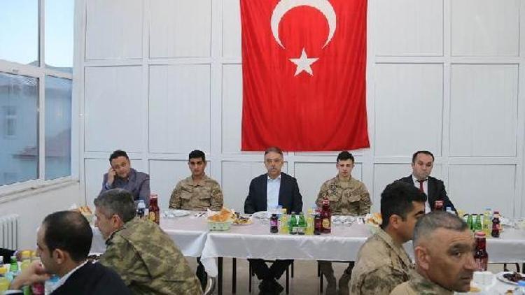 Hakkari Valisi, ilk iftarı JÖHlerle yaptı