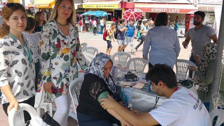 Sağlıkçılar Tarsusta vatandaşların tansiyonunu ölçtü