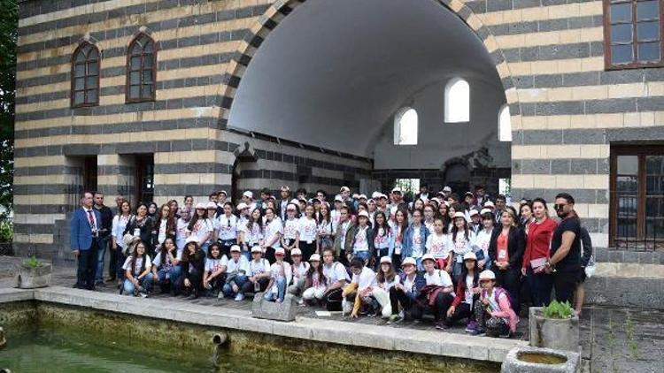 Çanakkaleden giden 100 öğrenci Diyarbakırı gezdi