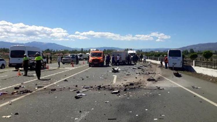 Halk otobüsü ile otomobil çarpıştı: 2 ölü, 16 yaralı