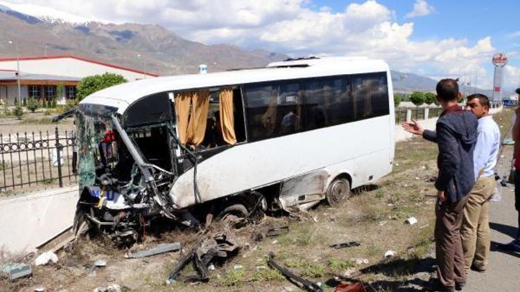 Halk otobüsü ile hafif ticari araç çarpıştı: 3 ölü, 15 yaralı (2)