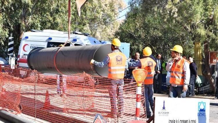 Çeşmede eskiyen su boruları görenleri şaşırttı