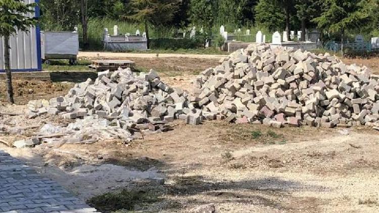 Kaynarcada mezarlığa kilit parke taş döşeniyor