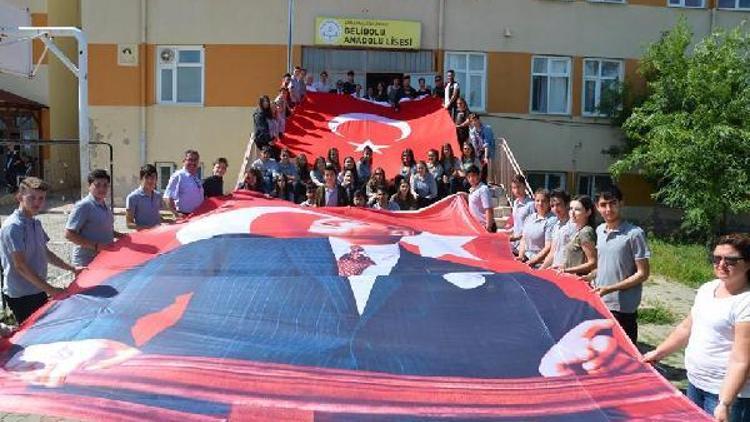 Gelibolu Belediyesinden okullara Atatürk posteri ve Türk bayrağı