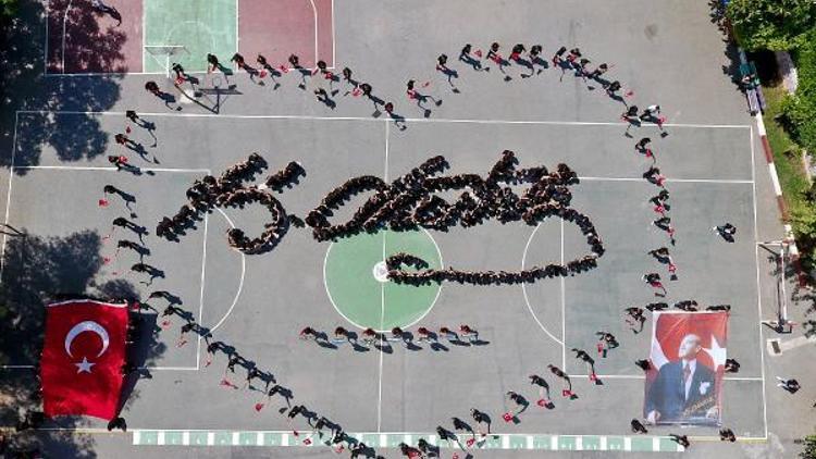 Öğrenciler, bedenleriyle Atatürkün imzasını çizdi