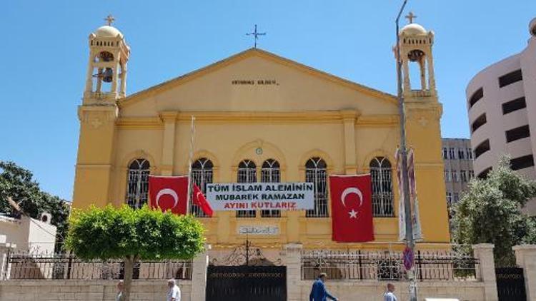 Kiliseden Ramazan kutlaması pankartı