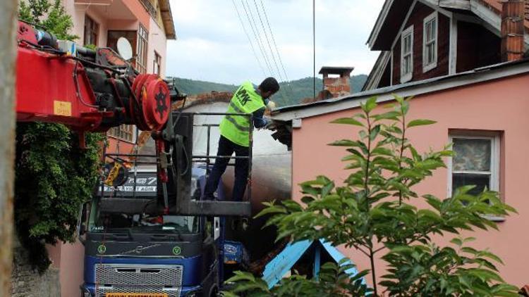 Dev maya tankı köyde iki ev arasına sıkıştı