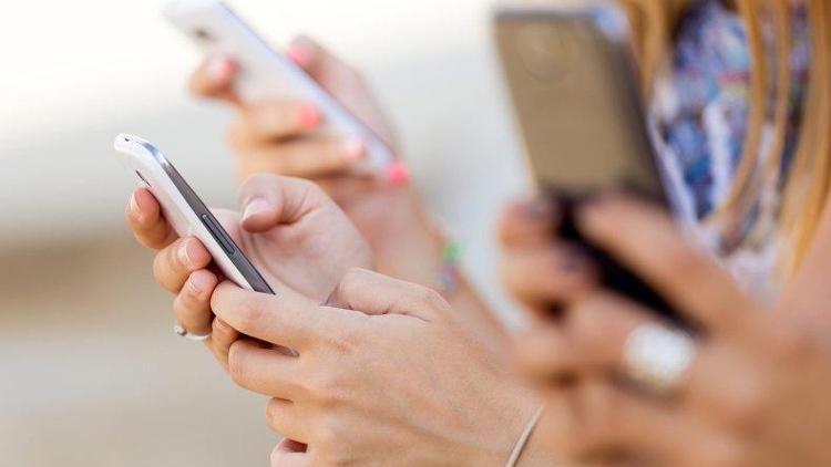 Gençler telefonunu bırakamıyor, sosyal medyada beğenilmek istiyor