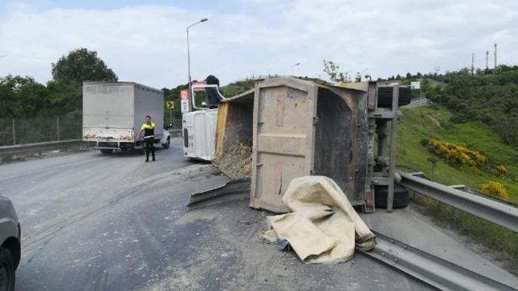 ek fotoğraflar// Hafriyat kamyonu devrildi; Trafik felç oldu