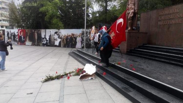 Atatürk anıtındaki HDP çelengini parçaladı, CHP çelengini devirdi