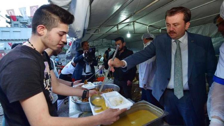Başkan Erkoç, vatandaşlara yemek dağıttı