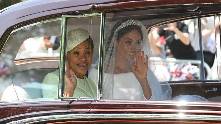 Meghan Markleın gelinliği sosyal medyaya damga vurdu... İşte kraliyet düğünü fotoğrafları