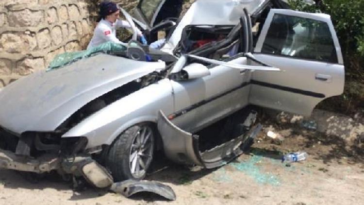 Otomobil istinat duvarına çarptı: 4 yaralı