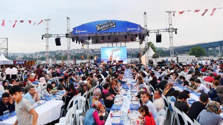 Hasköy Sahil’deki iftar sofrasında yüzlerce kişi bir araya geldi