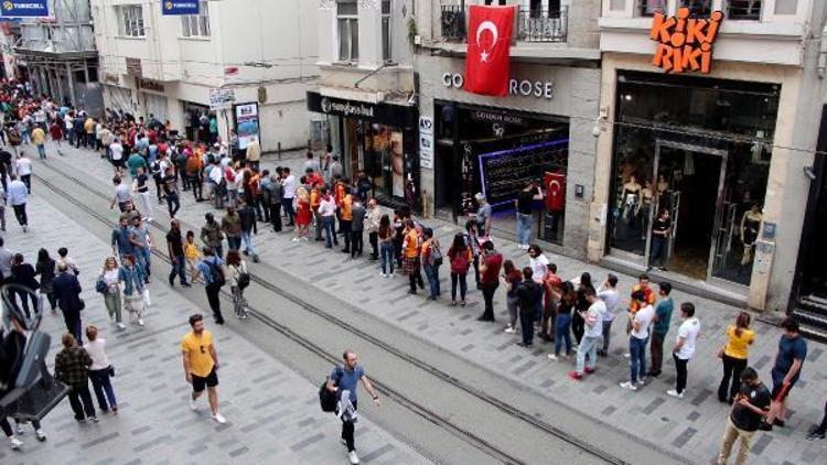 İstiklal Caddesinde metrelerce bilet kuyruğu