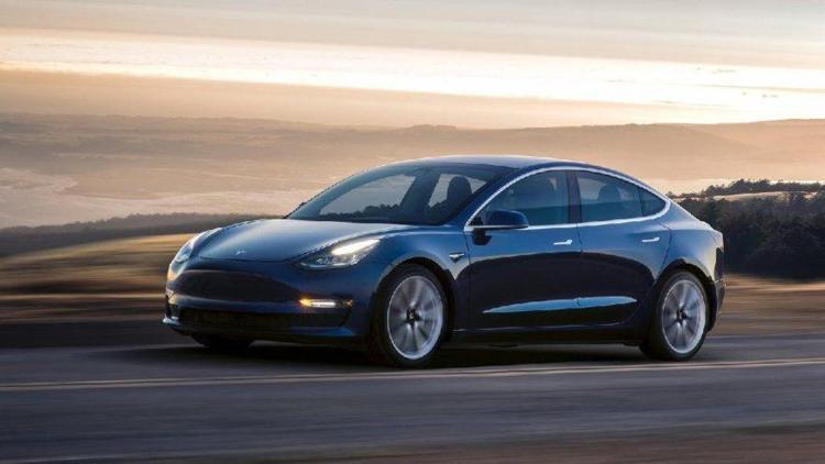 Çift motorlu Tesla Model 3ün özellikleri ve fiyatı belli oldu
