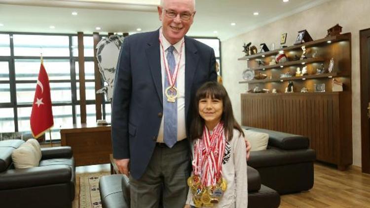 Satranç şampiyonu Ecrin Öncel, Kazım Kurtu ziyaret etti
