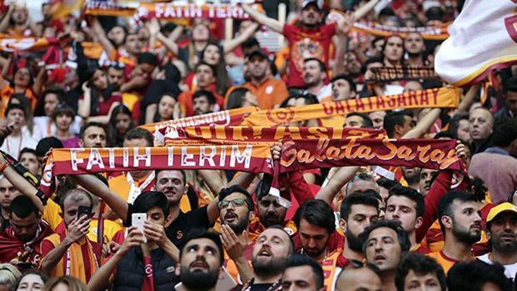 Galatasaray taraftarından Aziz Yıldırım tezahüratı Bizi bırakma