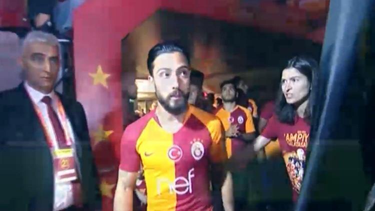 Galatasaraylı futbolcu Tarık Çamdal kutlamalarda ıslıklandı