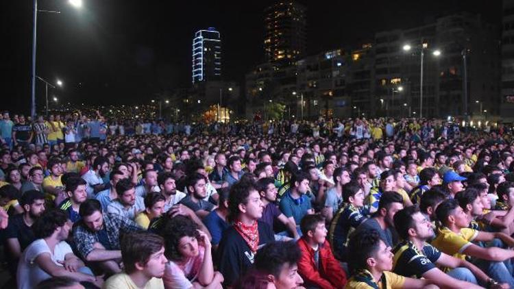 İzmirliler maçı dev ekrandan izledi
