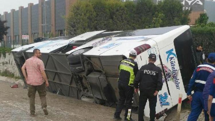 Kütahyada yolcu otobüsü devrildi: 1 ölü, 17 yaralı