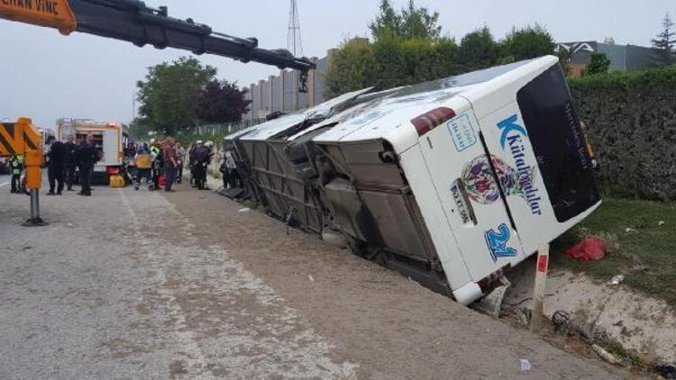 Kütahyada yolcu otobüsü devrildi: 2 ölü, 16 yaralı (2)