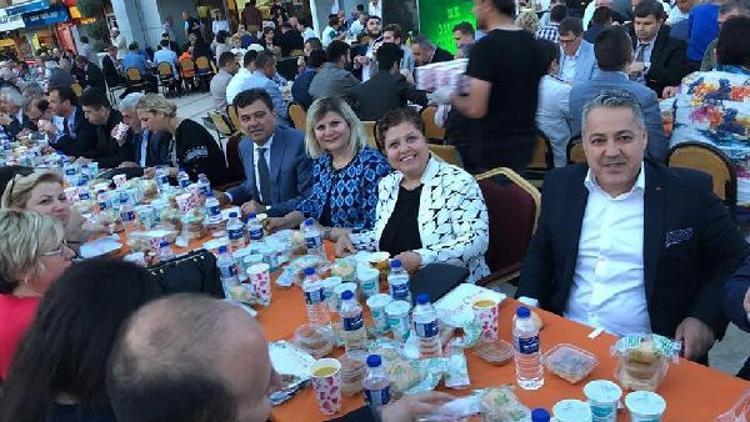 Büyükkarıştıran Belediyesi sokakta iftar düzenledi