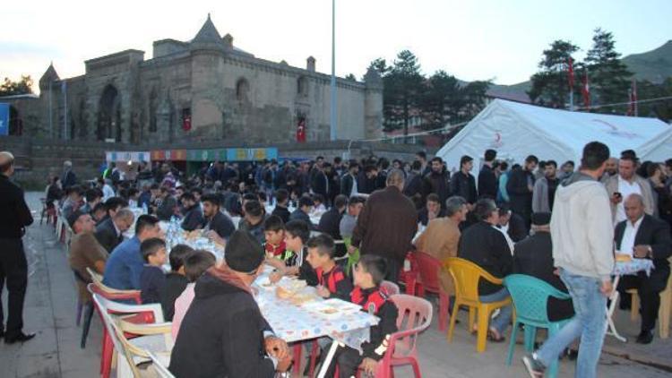 Bitlis’teki iftar çadırında günde bin 500 kişiye iftar veriliyor