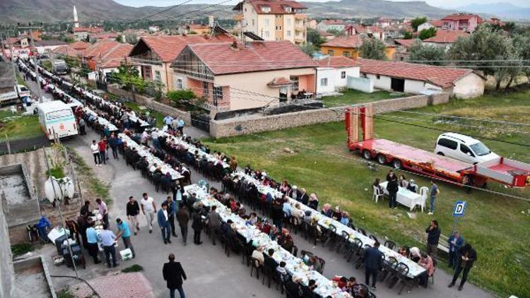 Aksaray Belediyesi iftar yemeklerine devam ediyor