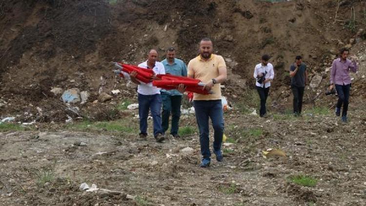 Koyun otlatırken molozlar arasında çuvallar dolusu bayrak buldu