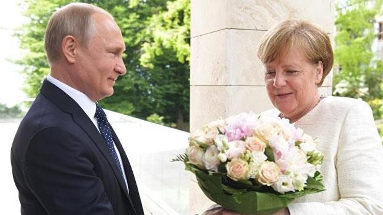 Kremlin: Putin, Merkel’e çiçek verdi, çünki...