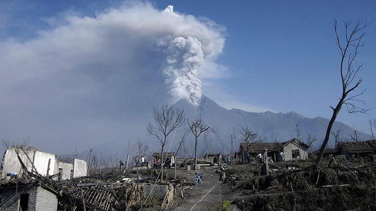 Endonezyada Merapi Yanardağı alarmı