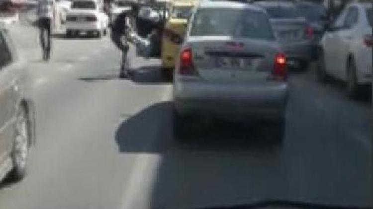 Taksici dehşeti kamerada; kadın yolcuyu bacağından çekip dışarı attı