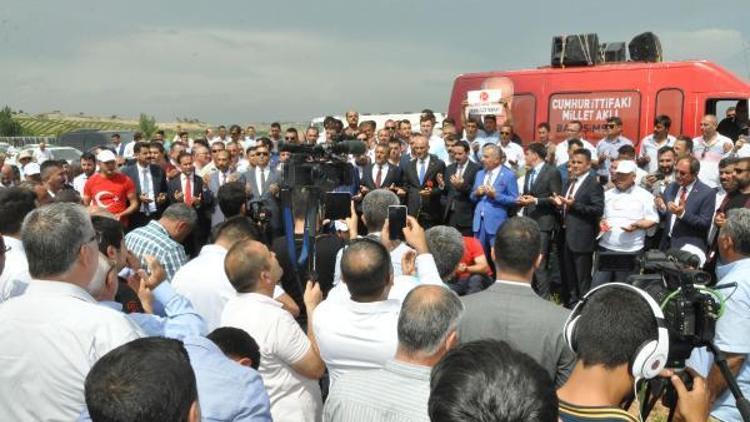 MHP adayları 13 kurban kesilerek karşılandı